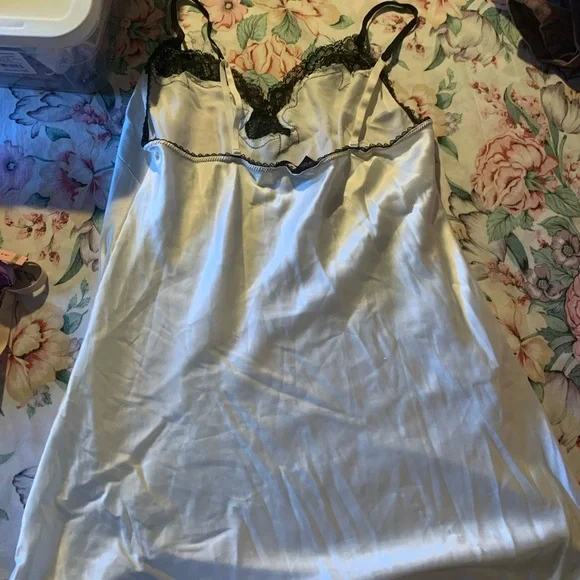 Victoria's Secret White with Black Lace Size Large nightgown - Picture 6 of 8